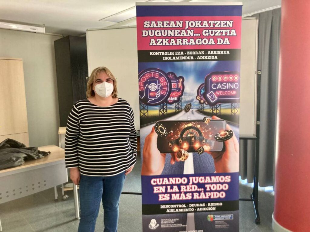 Ana Herrezuelo, una de las psicólogas de Asajer, junto al cartel principal de la campaña / Cadena Ser