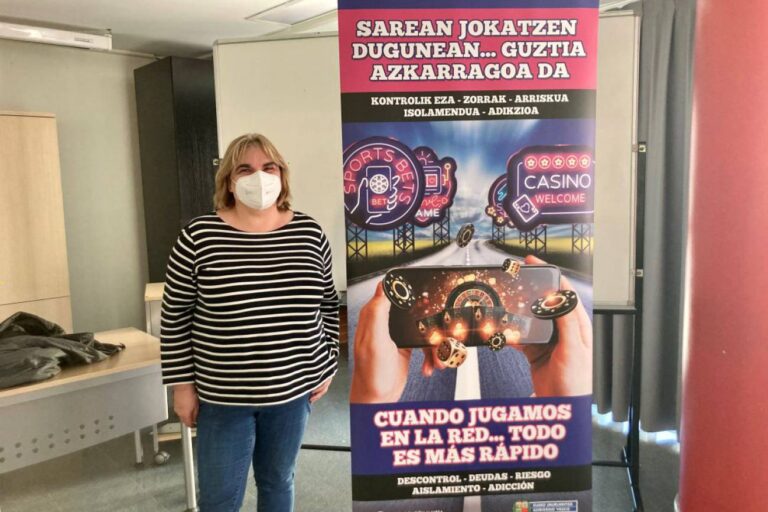 Ana Herrezuelo, una de las psicólogas de Asajer, junto al cartel principal de la campaña / Cadena Ser