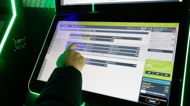 Un jugadores en un centro de apuestas deportivas en Vitoria Pilar Barco Un jugadores en un centro de apuestas deportivas en Vitoria Pilar Barco