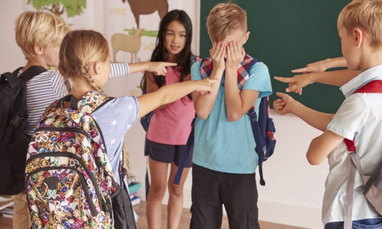 gpointstudio-freepik-ninos-riendose-su-companero-clase-980×654 Fuente: freepik. Autor: gpoinststudio. Fecha: 20/07/23.